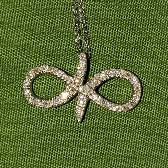 10k white gold and diamond infinity style necklace. - Picture 5 of 9